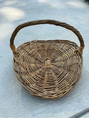 🧺 Large Woven Rattan Gathering Basket